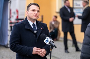 Czerwona kartka dla Mentzena. Wyborcy wolą Bosaka