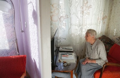 Ile musi wynosić emerytura, żeby nie płacić abonamentu RTV? Warunki zwolnienia z opłaty