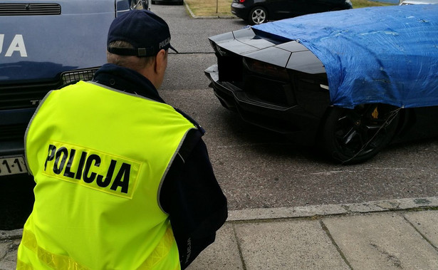 Niesamowite odkrycie we Włocławku. Lamborghini za ponad 1,5 mln zł porzucone na środku drogi [FOTO]