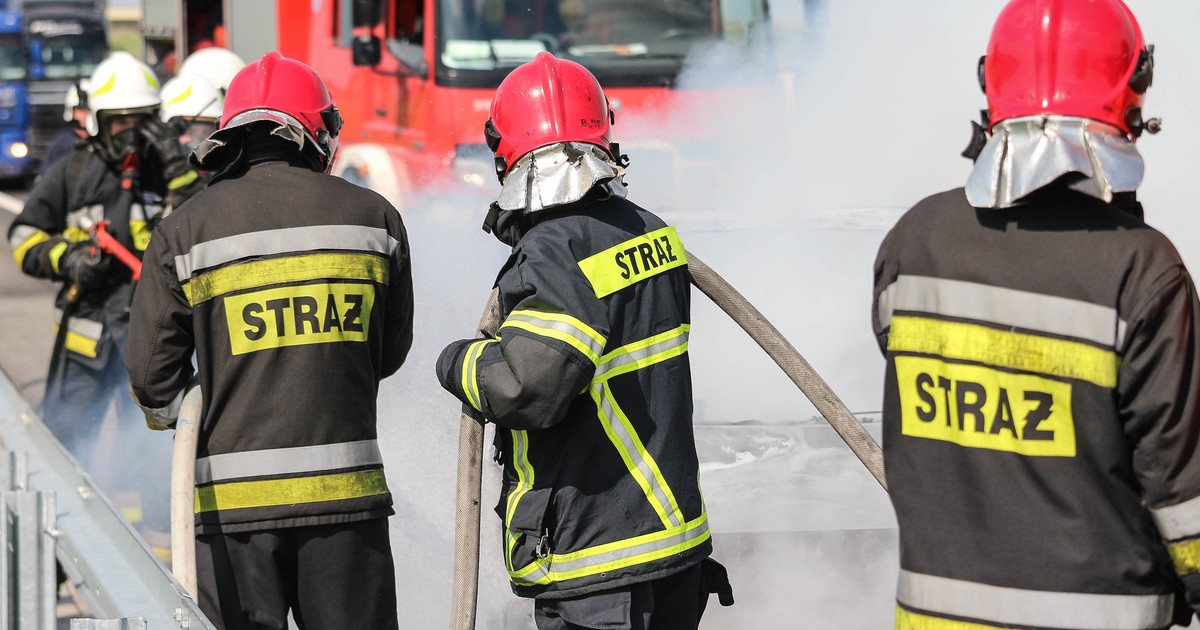 Ile zarabia na start strażak w Polsce? Co dochodzi do jego pensji?