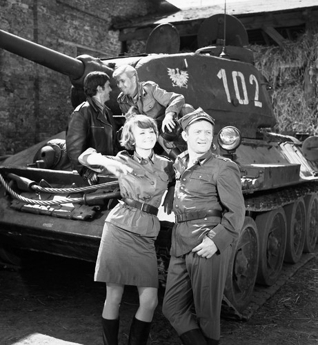 Zdjęcie wykonane na planie serialu. Na pierwszym planie Lidka Wiśniewska (Małgorzata Niemirska) oraz Franek Wichura (Witold Pyrkosz)