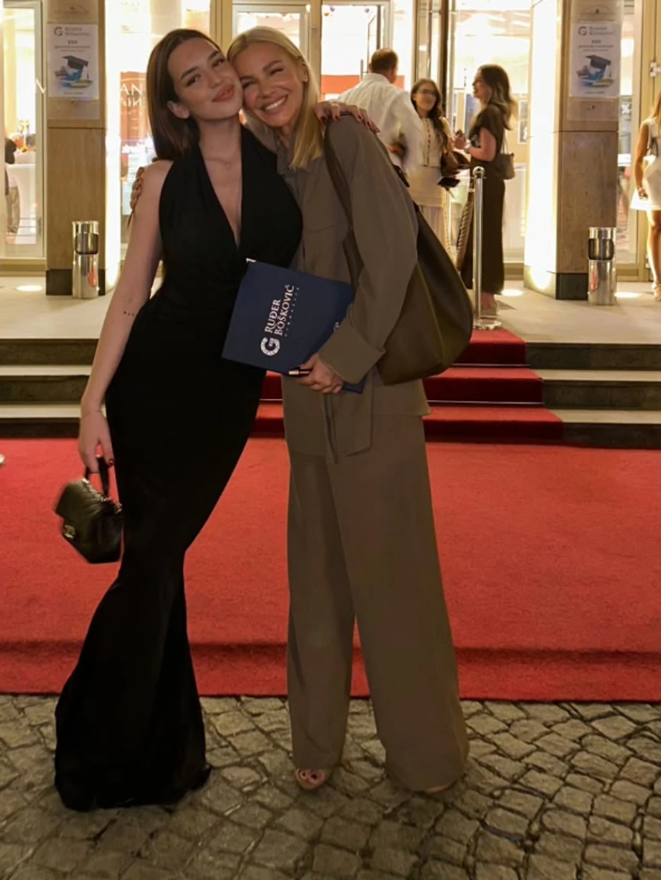 Hana Ikodinović, Nataša Bekvalac