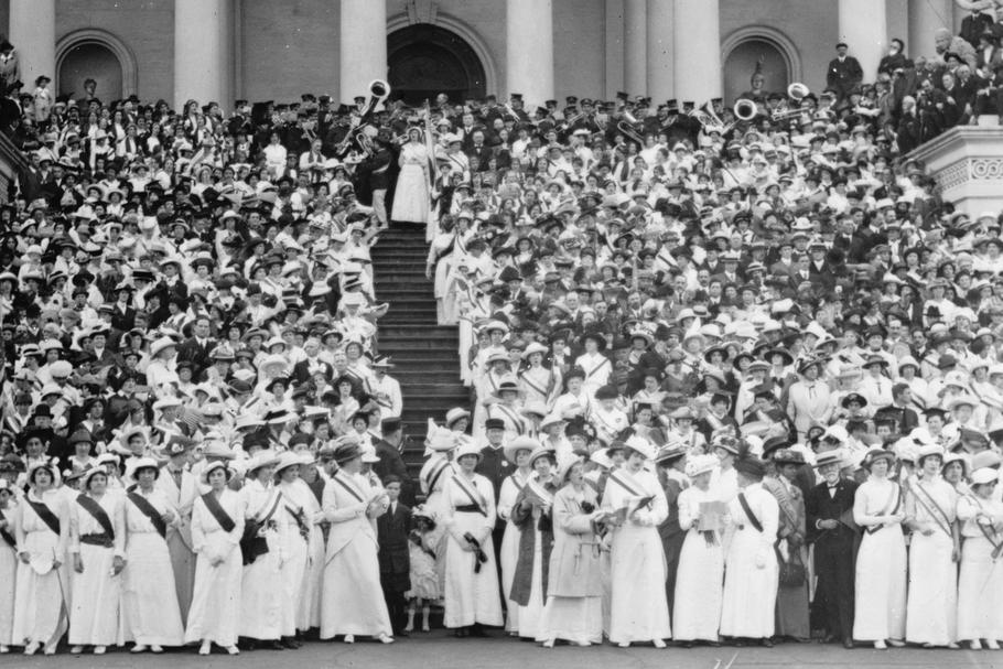 Wyniki naukowych badań przeprowadzonych przez Letę Stetter Hollingworth zyskały popularność wśród feministek walczących na rzecz równości i prawa do głosowania dla kobiet.  Na zdj. sufrażystki w 1914 r. przed gmachem Kapitolu USA