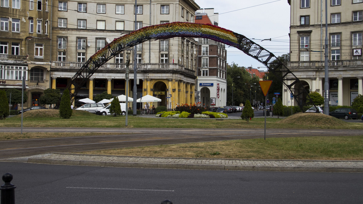 Warszawiacy oburzeni spaleniem "Tęczy" na placu Zbawiciela dają temu wyraz, organizując rożnego rodzaju akcje na rzecz odbudowy instalacji. Np. w piątek chcą się spotkać pod resztkami "Tęczy", żeby się całować; zachęcają też do dekorowania metalowej konstrukcji kwiatami.