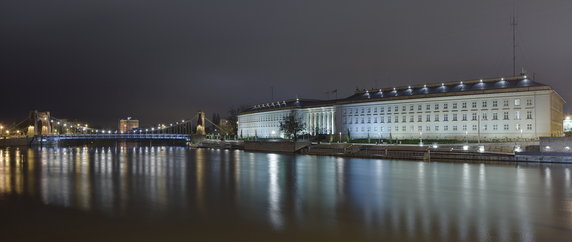Gmach Dolnośląskiego Urzędu Wojewódzkiego w specjalnej, uruchamianej dwa razy w roku, iluminacji. Autor zdjęcia: Licho, Licencja: CC-BY-SA 3.0 