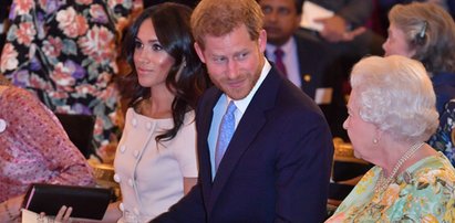 Oto co Elżbieta II powiedziała Harry'emu, gdy poprosił ją o zgodę na ślub z Meghan. Nawet babci nie oszczędził w swojej biografii