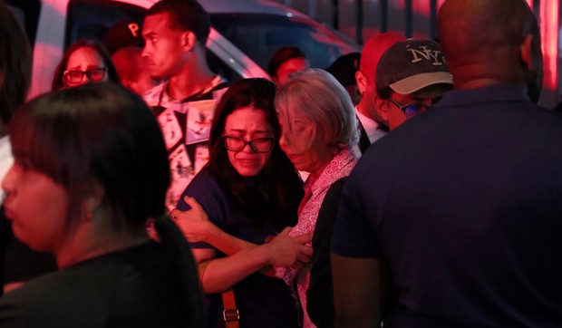 Rođaci nestalih se grle dok čekaju vesti o najmilijima nakon što se krov srušio u noćnom klubu u Dominikanskoj Republici