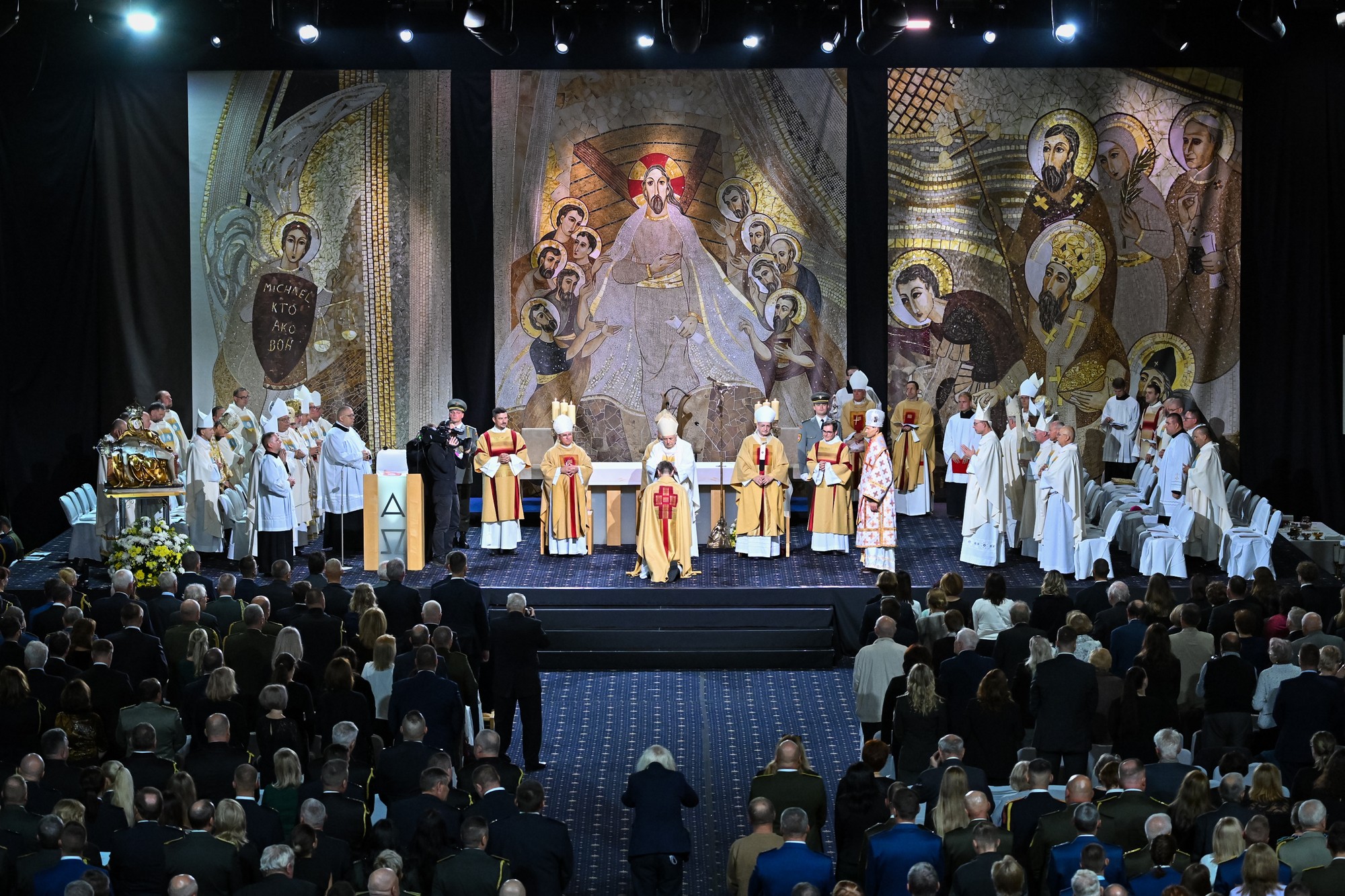 Novovymenovaný biskup ordinariátu Ozbrojených síl a ozbrojených zborov SR Pavol Šajgalík prijal biskupské svätenie.