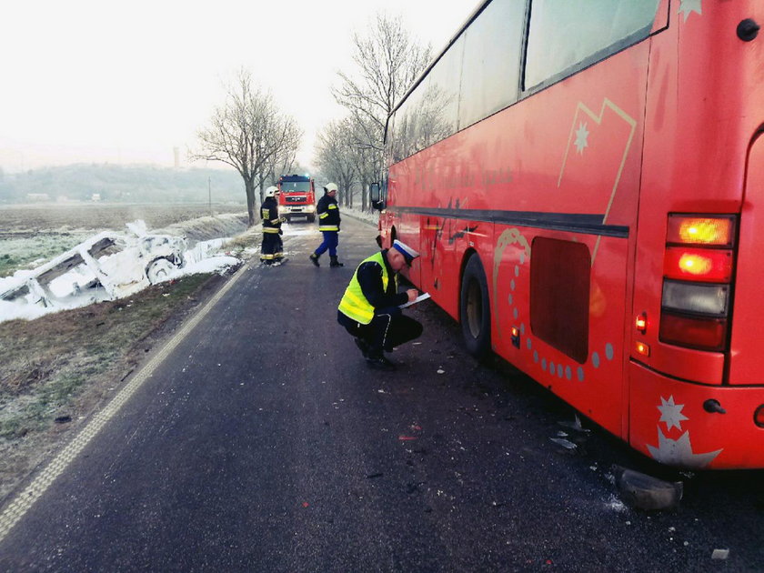 Groźny wypadek w Kujawsko-Pomorskiem. Bus spłonął, wielu rannych