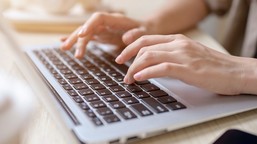 praca zdalna po nowemu: firmy cicho wycofują się z elastyczności