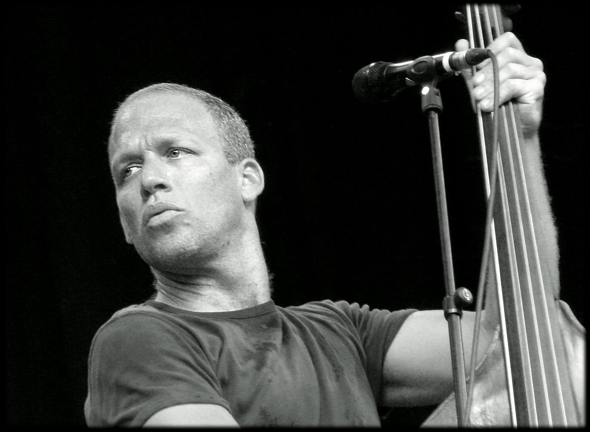 Avishai Cohen, fot. Gauthier Vandemoortele (Gvdmoort) / Wikimedia Commons, lic cc-by