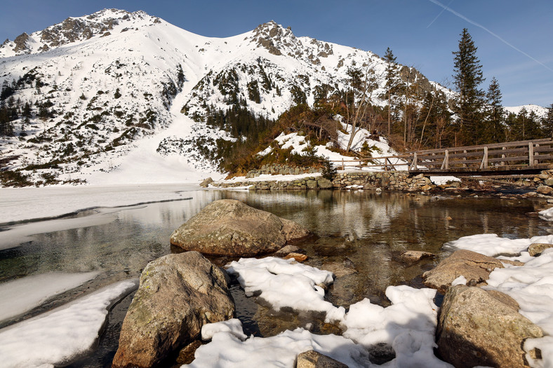 Jezioro Morskie Oko w Tatrach 29 lutego 2024 r. Topniejący i pękający lód to anomalia pogodowa w Tatrach o tej porze roku