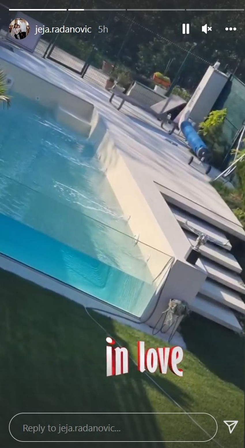 Bazen u staklu u Slobinoj luksuznoj kući