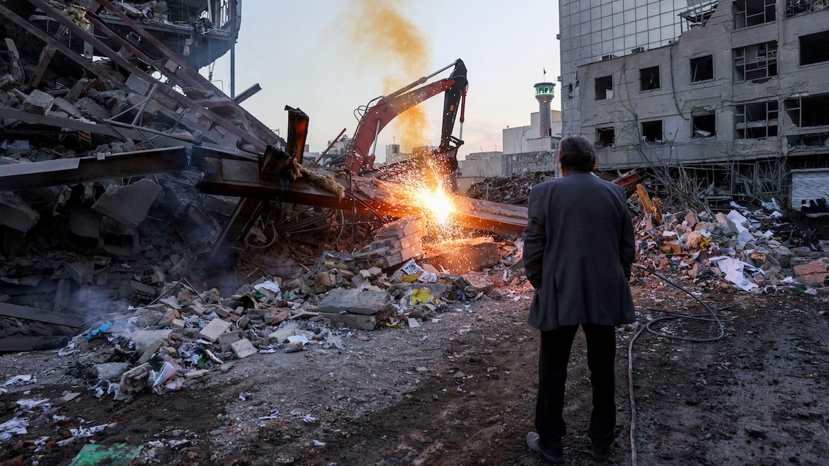 Dôsledky izraelsko-amerického útoku na policajnú stanicu uprostred konfliktu s Iránom, v Teheráne 2. marca 2026.