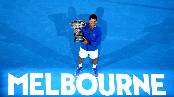 Novak Đoković sa trofejom Australijan opena