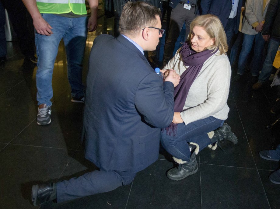 Monika Żelazik uklękła przed prezesem Rafałem Milczarskim, dziękując mu za umożliwienie dostępu do toalet. Ten natychmiast zrobił to samo