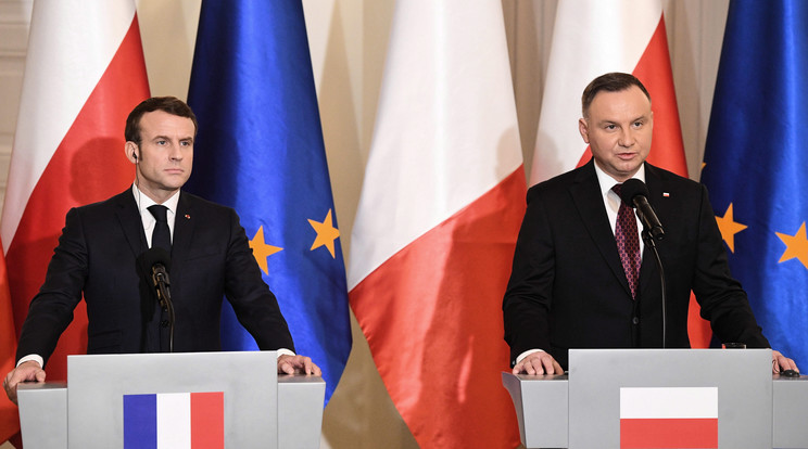 Andrzej Duda lengyel (j) és Emmanuel Macron francia elnök sajtótájékoztatót tart a varsói elnöki palotában február 3-án /Fotó: MTI/EPA/PAP/Radek Pietruszka