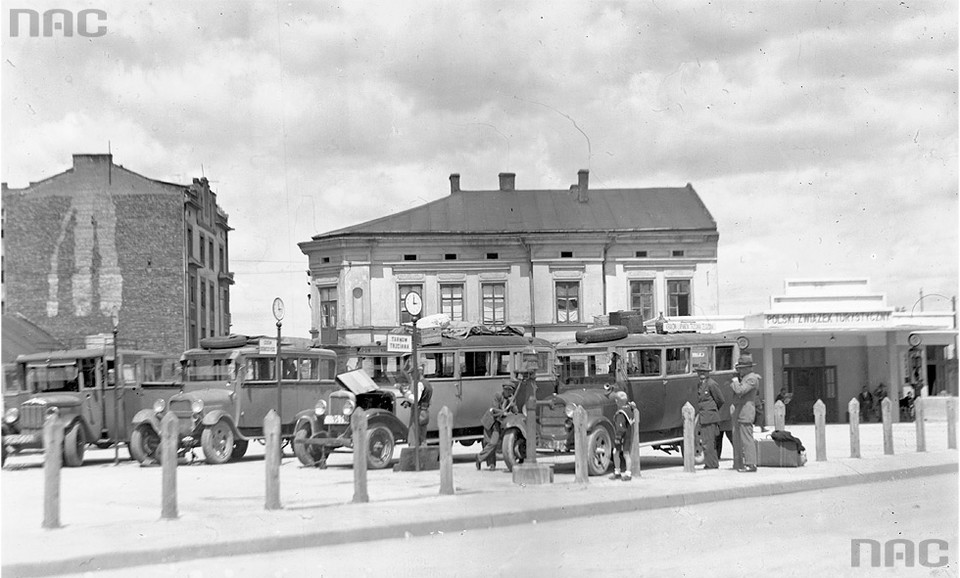Dworzec autobusowy "Karpaty" (fot. 1931 r.)