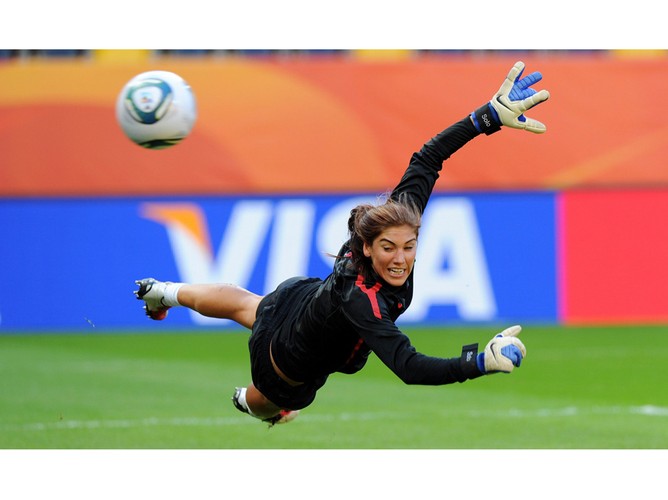 Amerykańska bramkarka Hope Solo podczas treningu przed finałowym meczem z Koreą Północną. FIFA Women's World Cup 2011. Dezno, Niemcy