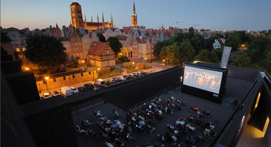 Kino na Teatrze Szekspirowskim z widokiem na dachy gdańskich kamienic ma unikatowy charakter, nie ma drugiego takiego w Polsce.