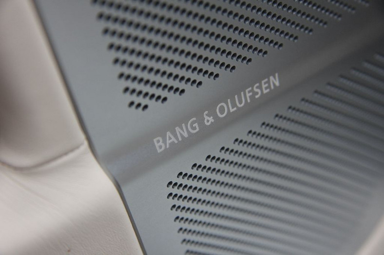 Także w Mercedesie zastosowano dobrze znane aluminiowe maskownice ze słynnym już logo: Bang &amp; Olufsen.