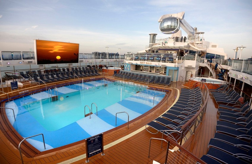 Otvoreni bazen na kom se prave lude žurke