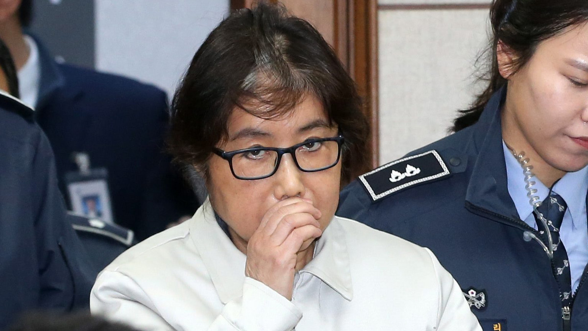 W pierwszym dniu swego procesu Czoi Sun Sil, przyjaciółka prezydent Korei Płd., będąca w centrum afery korupcyjnej, która doprowadziła do wszczęcia w parlamencie procedury impeachmentu, zaprzeczyła dziś zarzutom o oszustwo i nadużycie władzy.