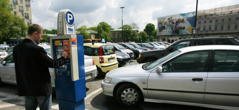 Jak bezpiecznie cofać i parkować?