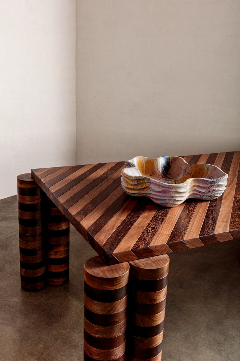 HÖLZERN Der Esstisch Oblique wird aus Walnussholz und Wenge in Los Angeles für KWID hergestellt.