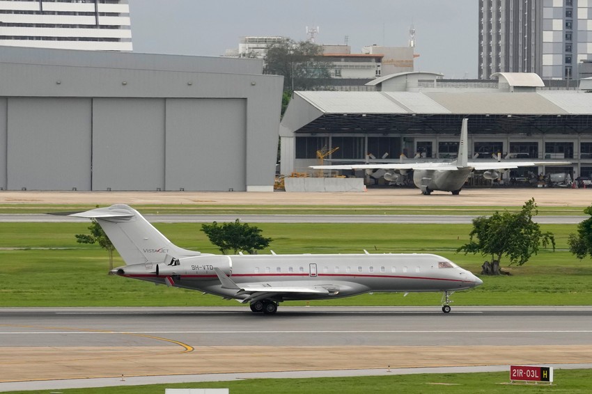 Avion u koji se ukrcao Asanž