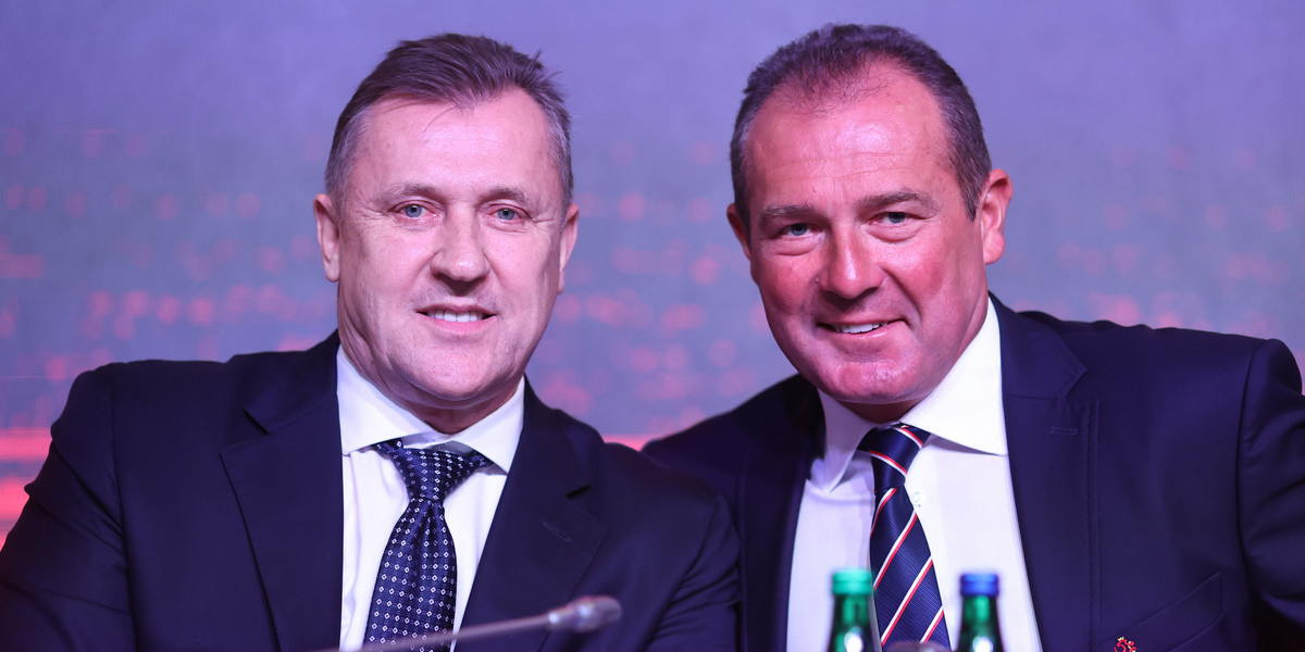 Cezary Kulesza (z lewej) został prezesem PZPN 18 sierpnia 2021 r. Jego kontrkandydatem w wyborach był Marek Koźmiński.