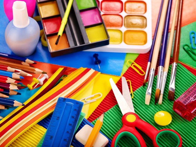 <b>Dzieci mają prawo do szafek na podręczniki</b>
<br>
<br>
Rodzice mogą się także domagać od szkoły, aby zakupiła pudełka czy szafki na pomoce dydaktyczne. To placówka musi bowiem zapewnić uczniowi możliwość pozostawienia podręczników w szkole. Szkoły zobowiązane są więc do zakupu i zamontowania szafek. Szkoła musi również zadbać o to, aby w placówce znalazło się miejsce na ich przechowywanie.
<br>
<br>
Jednak rodzice nie mogą już żądać, aby szkoła finansowała dzieciom zajęcia nadprogramowe, takie jak nauka trzeciego języka obcego czy zajęcia karate.