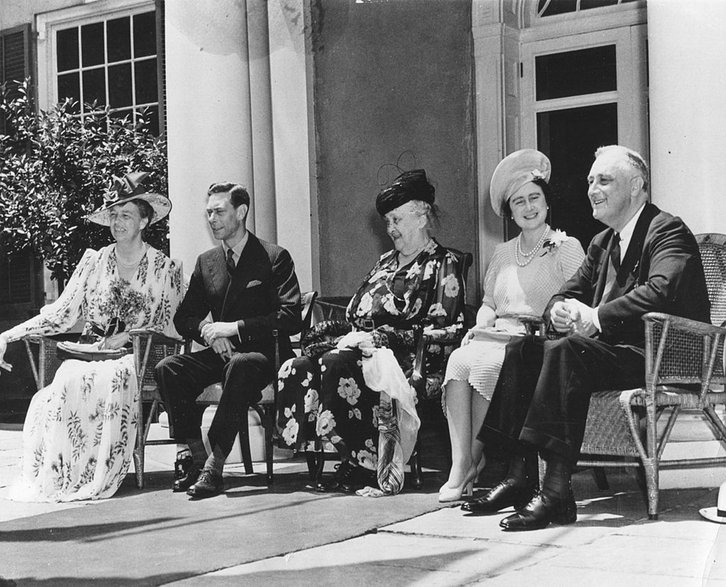 Jerzy VI wraz z królową Elżbietą oraz Franklin D. Roosevelt, Eleanor Roosevelt (żona prezydenta) i Sara Roosevelt (matka prezydenta) w 1939 r.