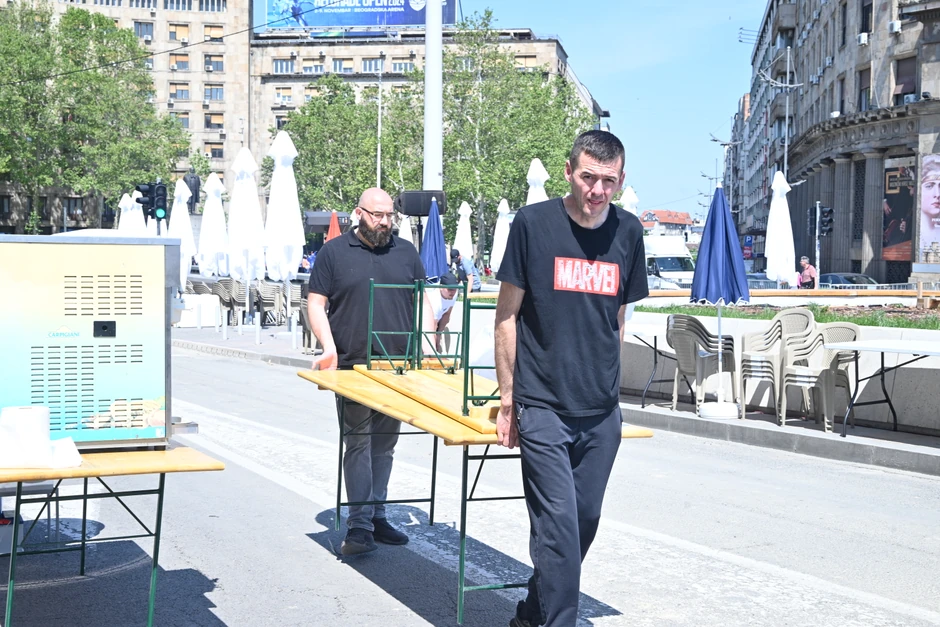 Pripremaju se štandovi sa hranom kod Trga Nikole Pašića