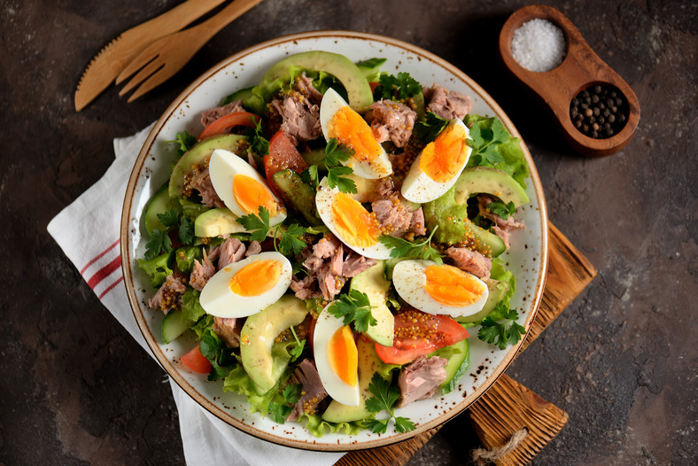 Sałatka z awokado i tuńczykiem – pożywna i fit