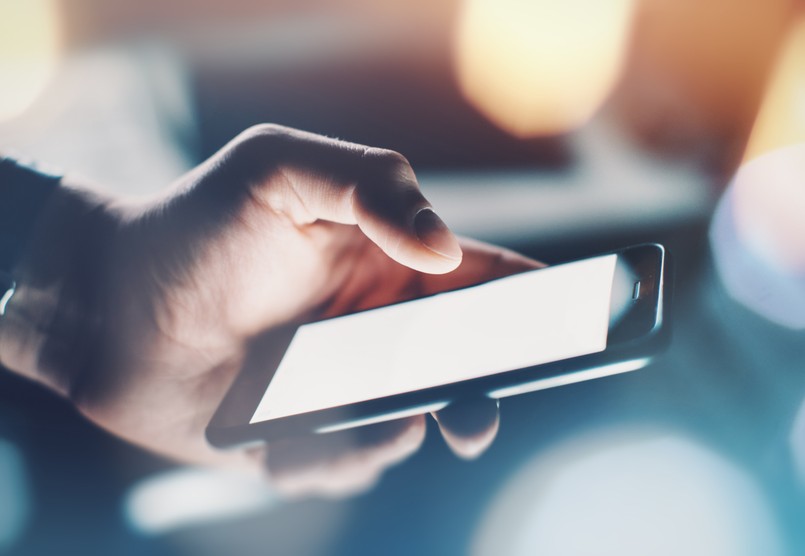 Cyberprzestrzeń Czwarty, oprócz lądu, powietrza i morza, teatr działań wojennych. Chociaż wirtualny, jest jak najbardziej zabójczy. Przekonali się o tym dotkliwie ukraińscy artylerzyści podczas konfliktu na wschodzie kraju. Koordynaty celu, wprowadzane ręcznie do startych, sowieckich haubic D-30, wyliczali w aplikacji na smartfony stworzonej przez oficera z 55. brygady artyleryjskiej Jarosława Szewczuka. Zauważył to rosyjski wywiad wojskowy GRU, który zhakował aplikację, dzięki czemu przesyłała ona informacje dotyczące położenia telefonu. Efekt? W trakcie konfliktu 80 proc. haubic tego typu zostało zniszczonych. Możemy być pewni, że jeśli gdziekolwiek w tym roku wybuchnie jakiś konflikt, to z pewnością na pierwszej linii frontu znajdą się ludzie w okularach, siedzący przed komputerami.