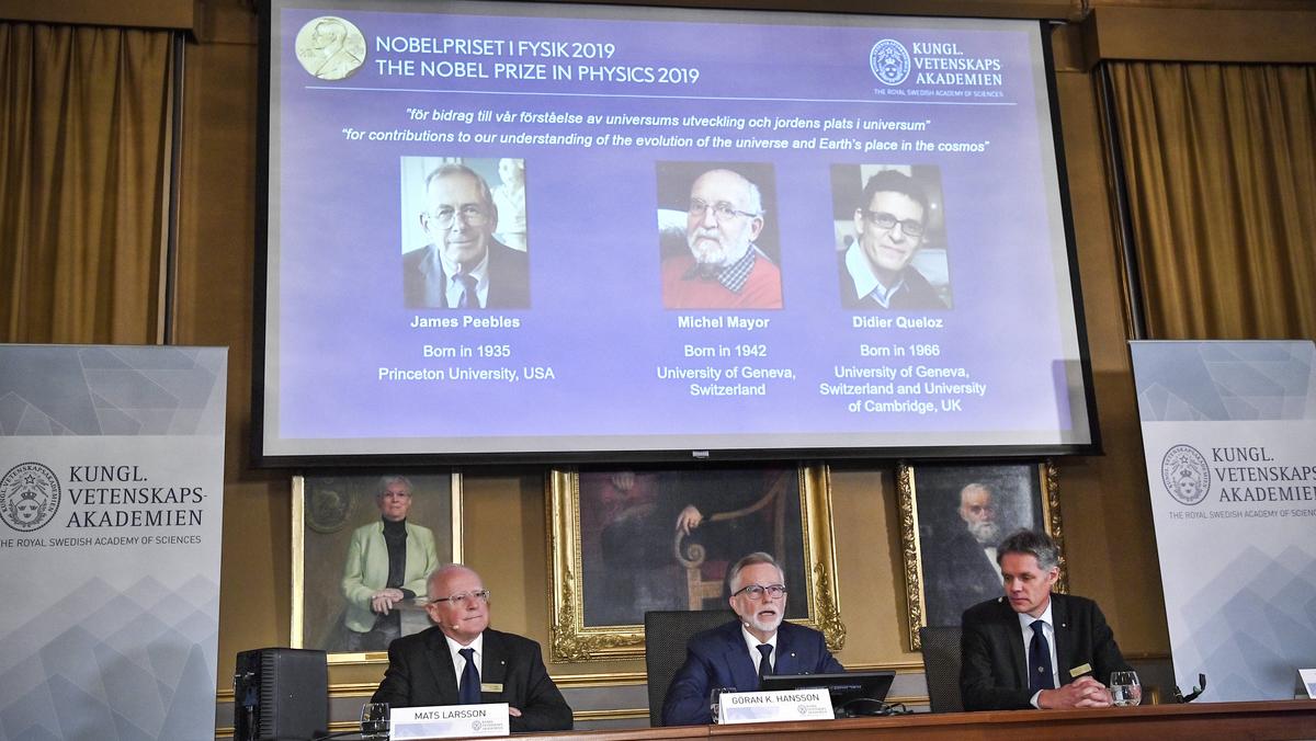 Laureaci tegorocznej Nagrody Nobla w dziedzinie fizyki: prof. James Peebles, prof. Michel Mayor oraz Didier Quelez
