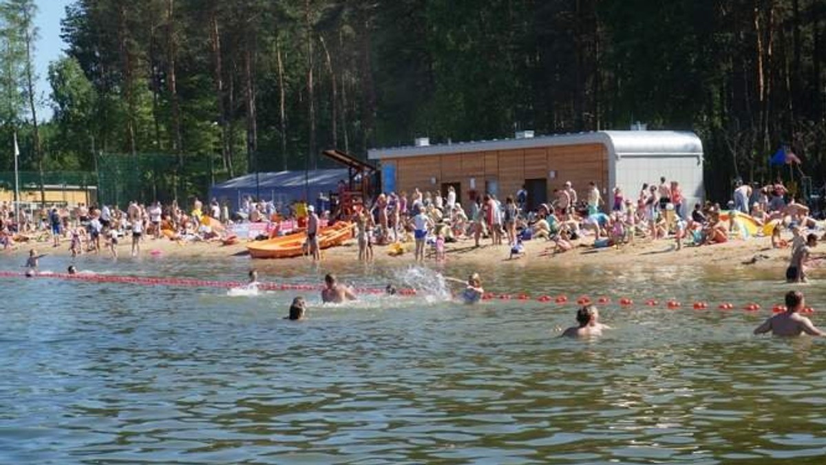 Plaża miejska przeżywa oblężenie. Odnowiony obiekt, nowe pomosty i sprzęt do wypożyczenia przyciągają setki osób, które cenią sobie wypoczynek nad wodą.