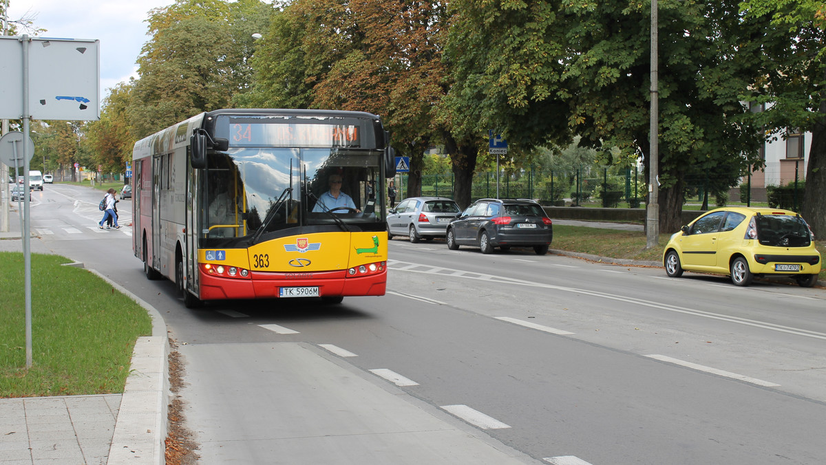 Kielce: miejski autobus wjechał w przystanek