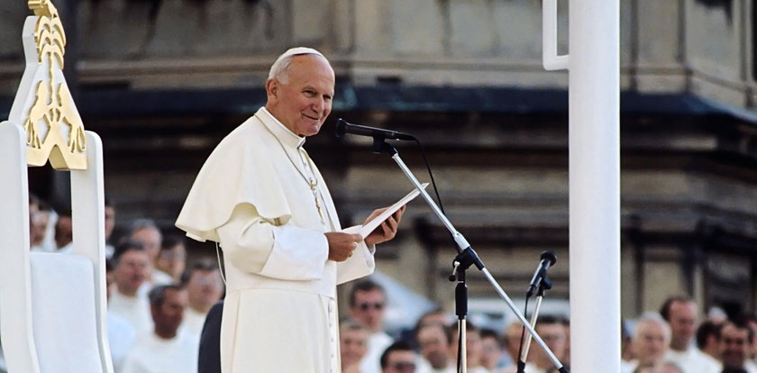 Przed sąd za zdjęcie na pomniku Jana Pawła II