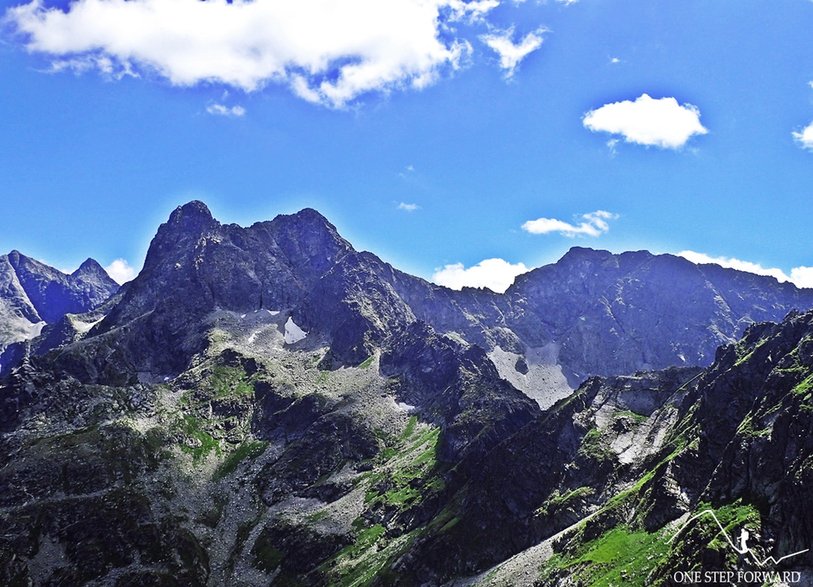 Zbliżenie na Mięguszowiecki Szczyt Wielki (2438 m n.p.m.), Cubrynę (2376 m n.p.m.) oraz Koprowy Wierch (2363 m n.p.m.)