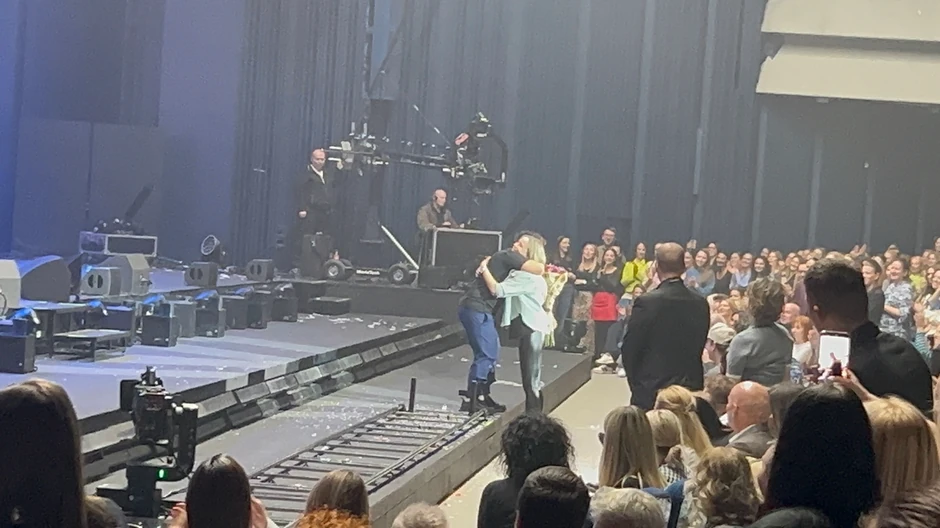 Marija Šerifović sa devojkom iz publike