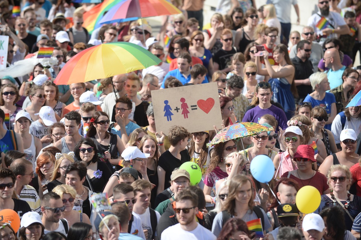Uczestnicy parady przechodzą ulicami miasta w kolorowym marszu spod Sejmu na Plac Bankowy