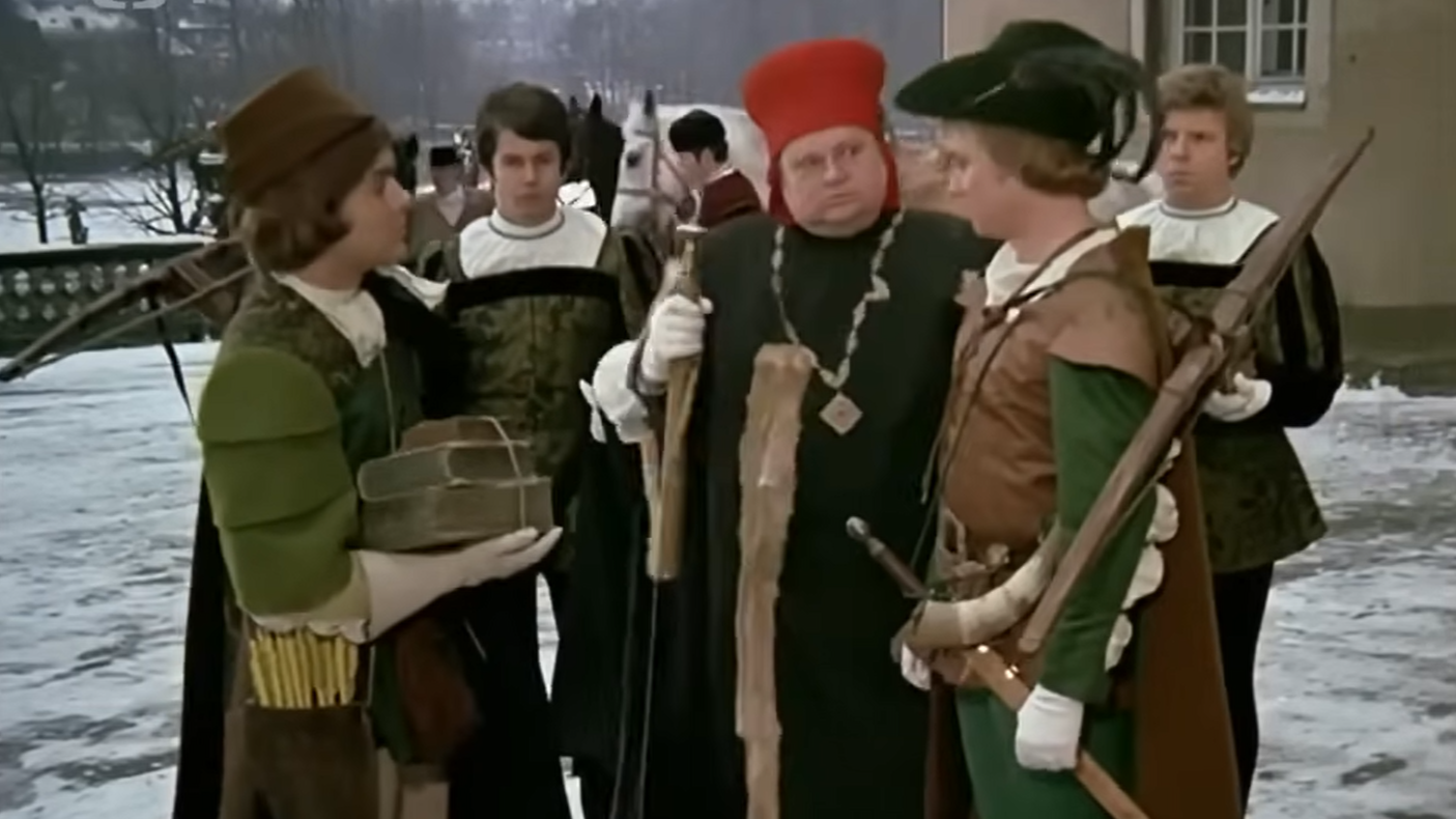 Vo filme Tri oriešky pre Popolušku si zahral Jan Libíček (v strede) preceptora.