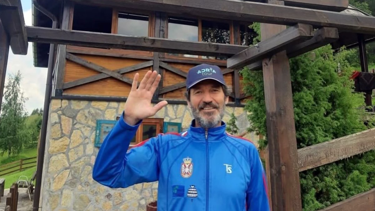 Ova planinska brvnara na Zlatiboru pripada našem POZNATOM GLUMCU I U NJOJ SPAVA SA DIVLJIM ŽIVOTINJAMA! Proveo ceo život u Beogradu, pa priznao: 