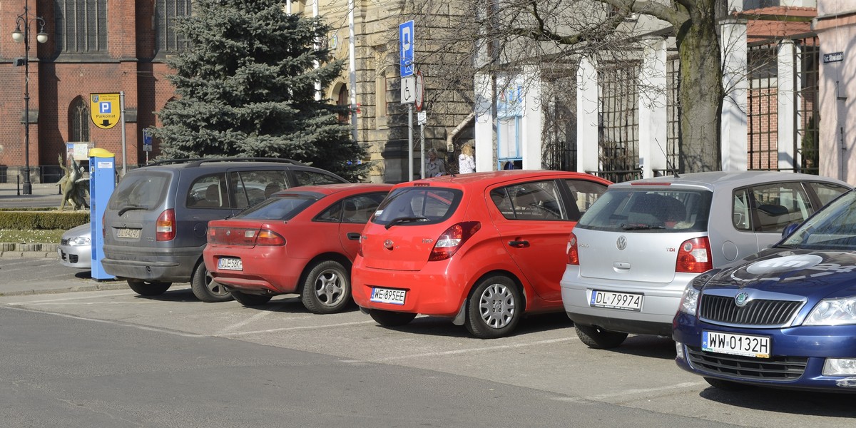 Urzędnicy postawili sobie parkomaty na piętrze!