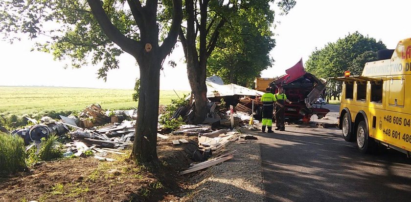 Przerażający wypadek tira. Z kabiny niewiele zostało