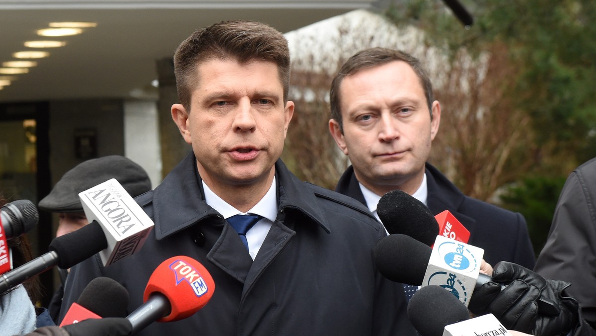 Lider Nowoczesnej Ryszard Petru zaapelował do wszystkich partii politycznych i do Prezydium Sejmu, żeby zwołać Konwent Seniorów, a we wtorek spotkanie szefów partii zasiadających w Sejmie.