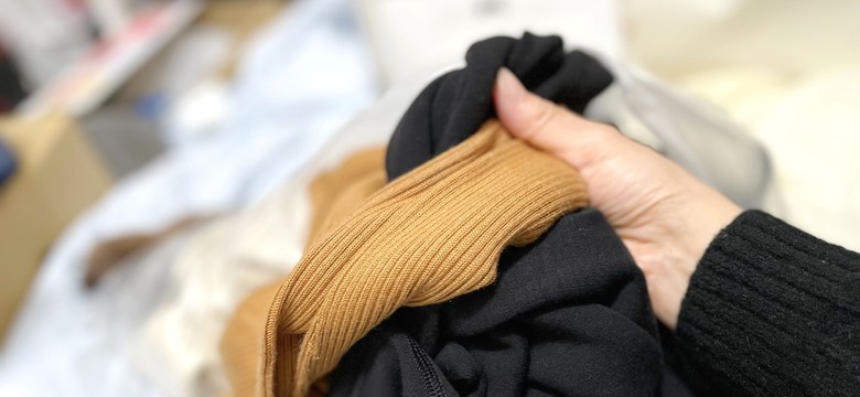 Gdzie wyrzucać stare ubrania, buty i szmaty? W 2026 obowiązują nowe przepisy. Kara może być nawet czterokrotnie wyższa