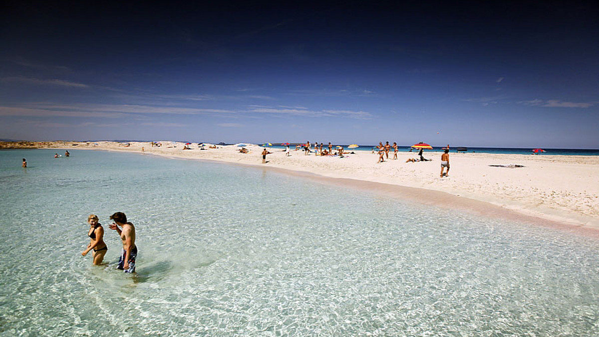 Formentera, zwana przez mieszkańców la isla luminosa, czyli wyspą lśniącą i promienną, jest najmniejszą z czterech zamieszkałych wysp Balearów i drugą wyspą Pitiuzów - "młodszą siostrą" Ibizy.